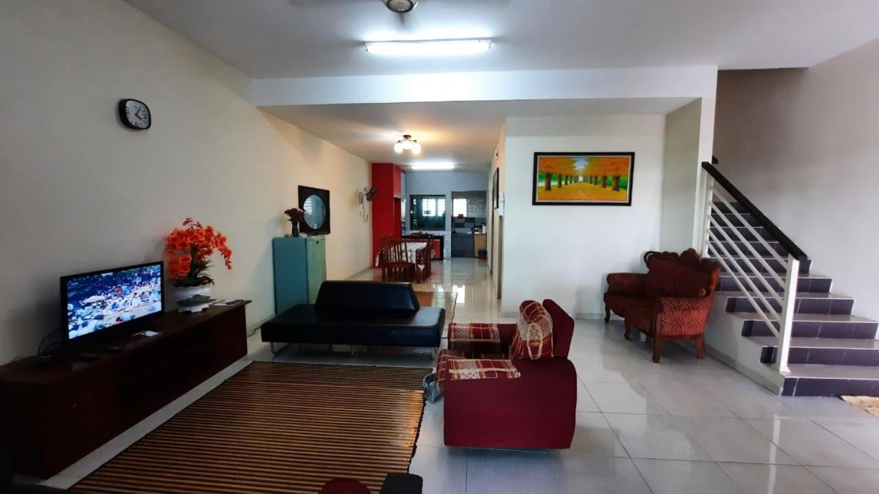 Homestay Ipoh Pengkalan Zawiah Esterno foto